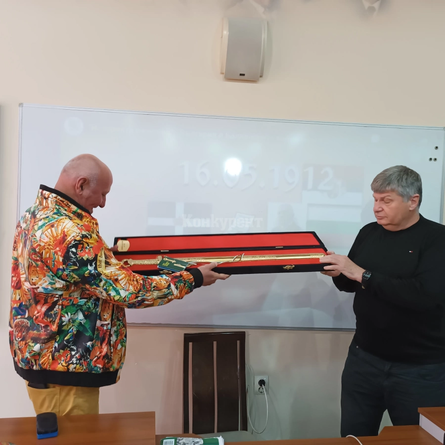 УНИКАЛНО ДАРЕНИЕ! СУ „Христо Ботев“ вече притежава пръстена и меча на кан Кубрат СНИМКИ
