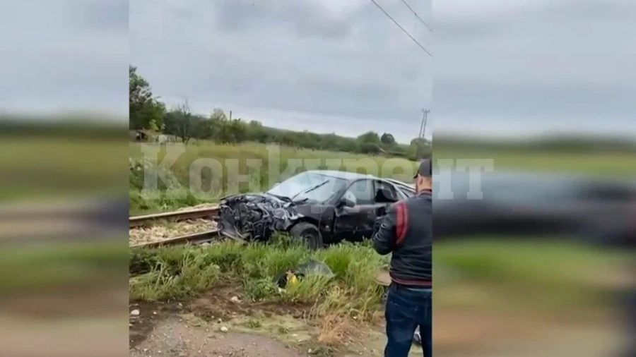Влак помете кола край Лом, шофьорът оцеля по чудо