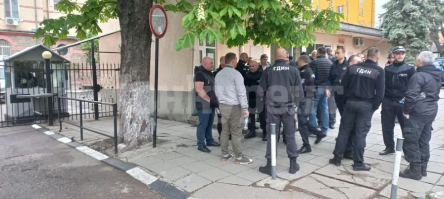 Надзиратели и служители в затворите излязоха на протест