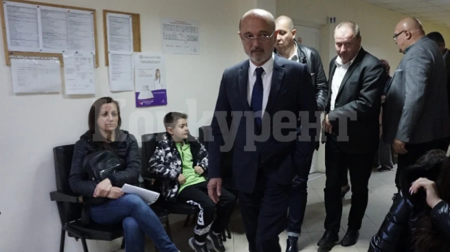 Здравният министър присъства на прегледи на деца във Видин
