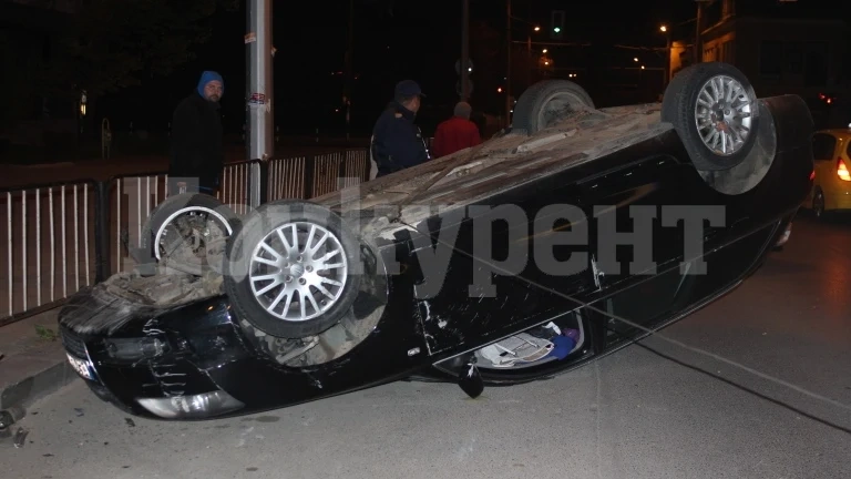 След меле в Лехчево: Автомобил е по таван и с изпотрошени стъкла