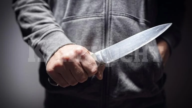 След солиден запой! 25-годишен прободе с нож в гърба пастрока си във Видин