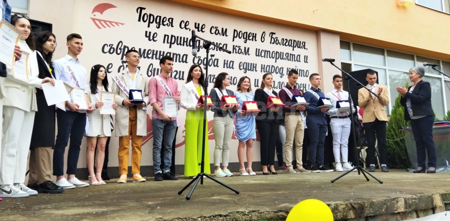 Тържествено изпращане на зрелостниците от випуск 2023 във Видин