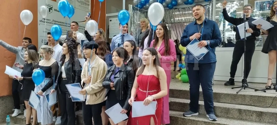 СУ „Никола Войводов“ изпрати випуск 2023 СНИМКИ