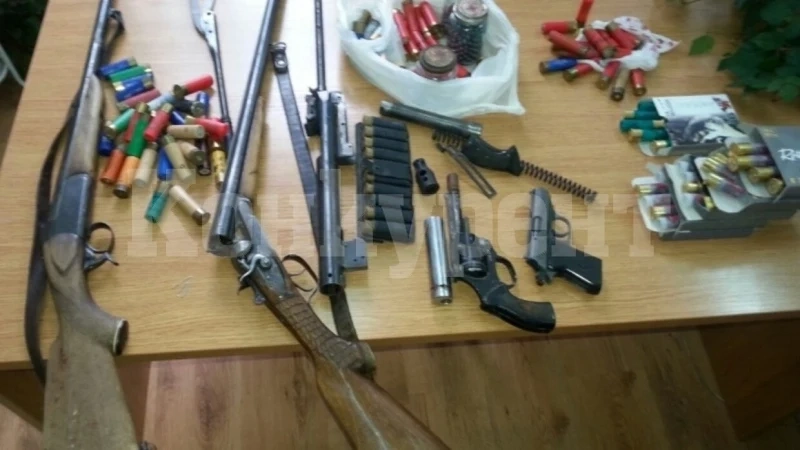 Полицията в Монтанско е на крак, откраднати са пет пушки, два пистолета и супресори