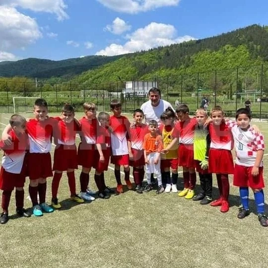 От школата на Радецки благодариха на треньора и децата от ФК Ком