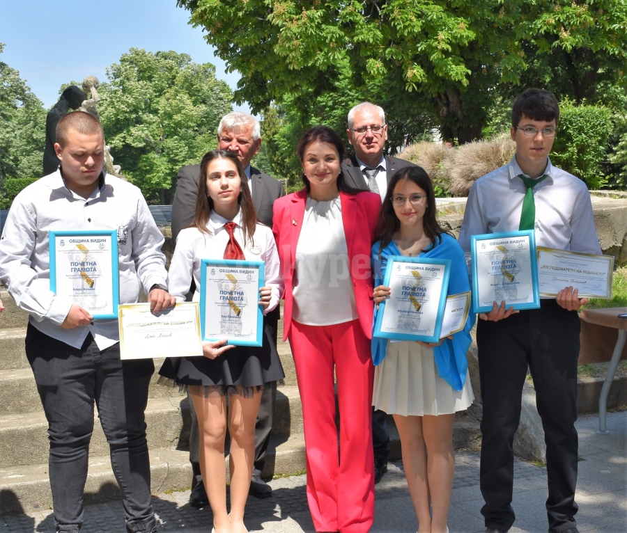 Трима млади видински таланти бяха отличени от заместник-председателя на парламента Росица Кирова СНИМКИ