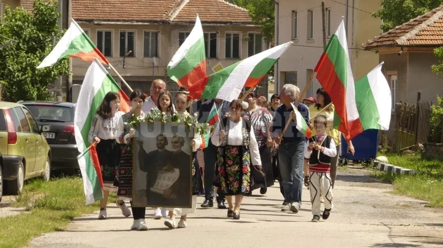 Община Ружинци празнува 24 май с химна Върви народе възродени СНИМКИ
