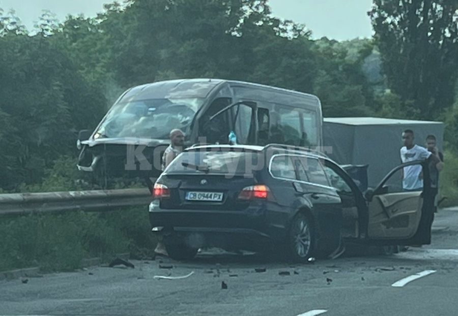 ИЗВЪНРЕДНО! Бус и БМВ се удариха челно на път Е-79 СНИМКИ 