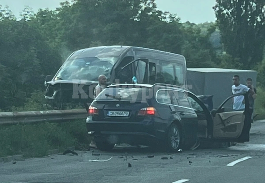 ИЗВЪНРЕДНО! Бус и БМВ се удариха челно на път Е-79 СНИМКИ