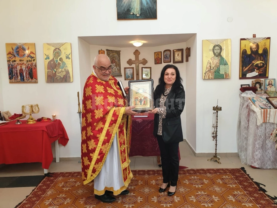 Кметът на Борован подари икона на параклиса в с. Сираково СНИМКИ