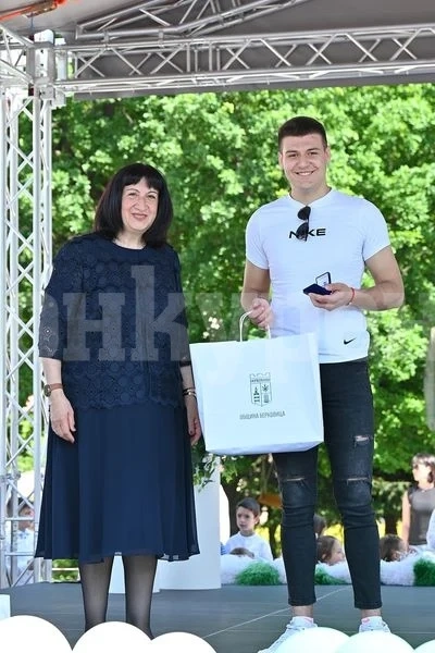 Димитранка Каменова награди 17 зрелостници, постигнали отличен успех СНИМКИ