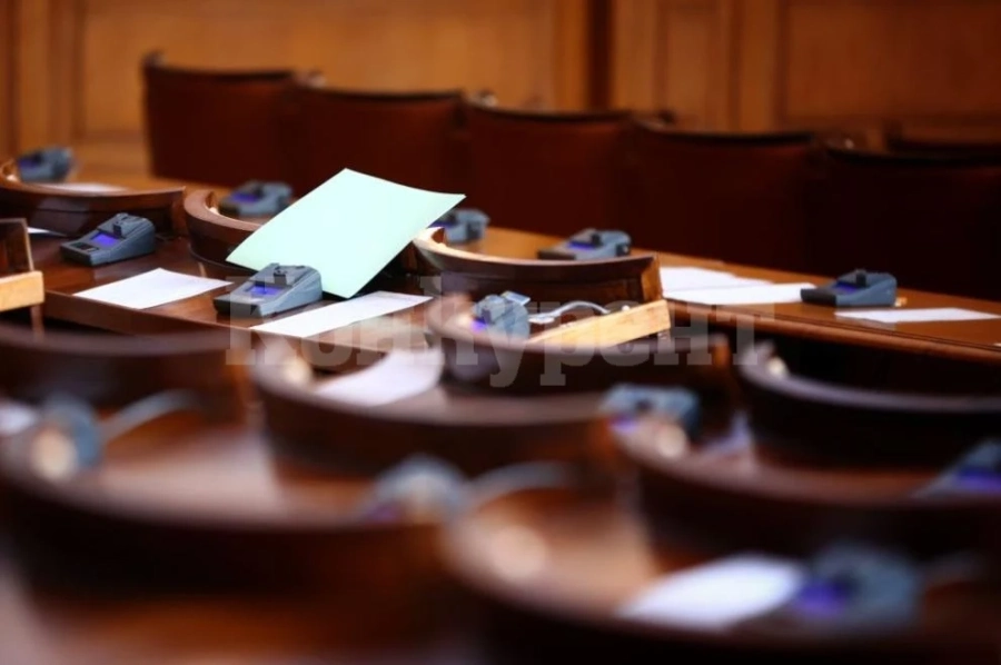 На първо четене: Парламентът прие административните услуги по електронен път да са с намалена такса