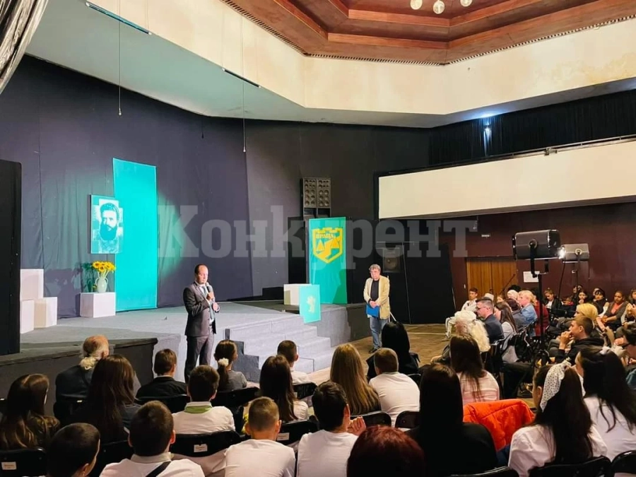 Над 130 ученици от страната рецитират Ботеви стихове