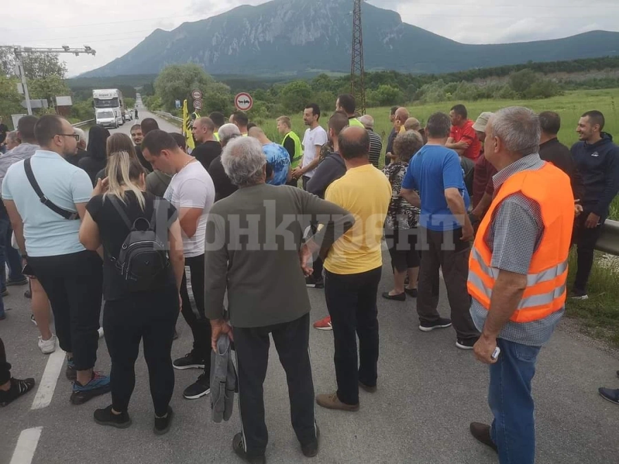 Протест блокира трафика по Е-79 СНИМКИ