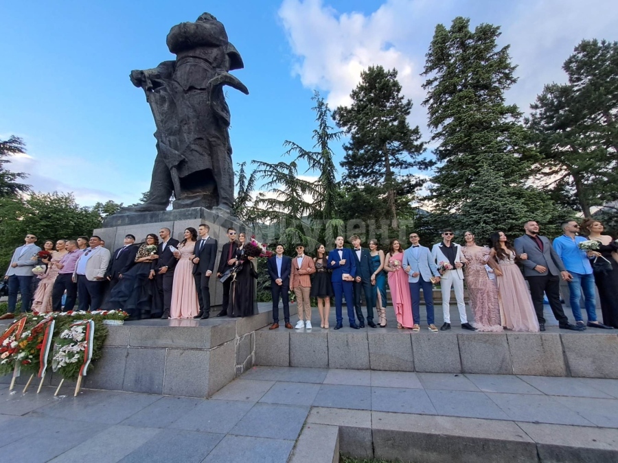 Абитуриентите на СУ „Козма Тричков“ украсиха Враца СНИМКИ