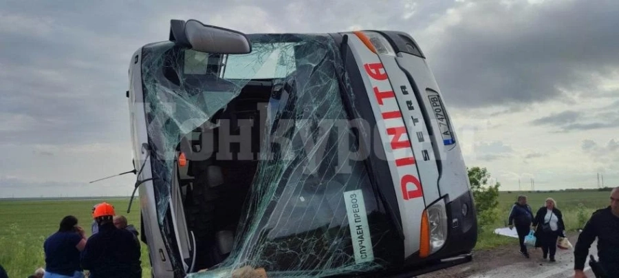 ИЗВЪНРЕДНО: Автобус се обърна на магистрала \