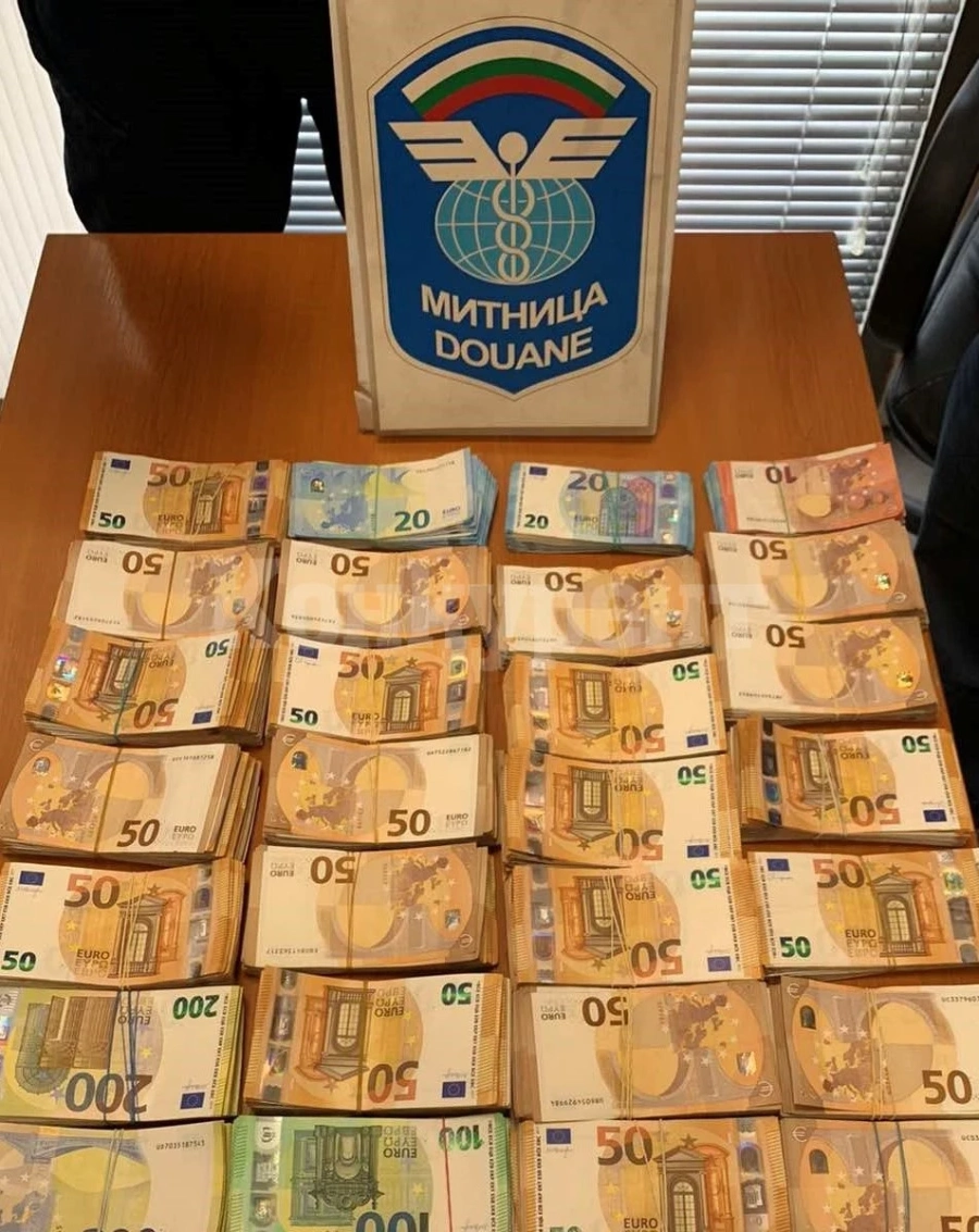 Митничари откриха недекларирана валута за 312 932 лева при две проверки