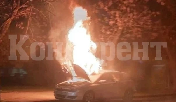 Софийско „БМВ“ пламна на път в Монтанско