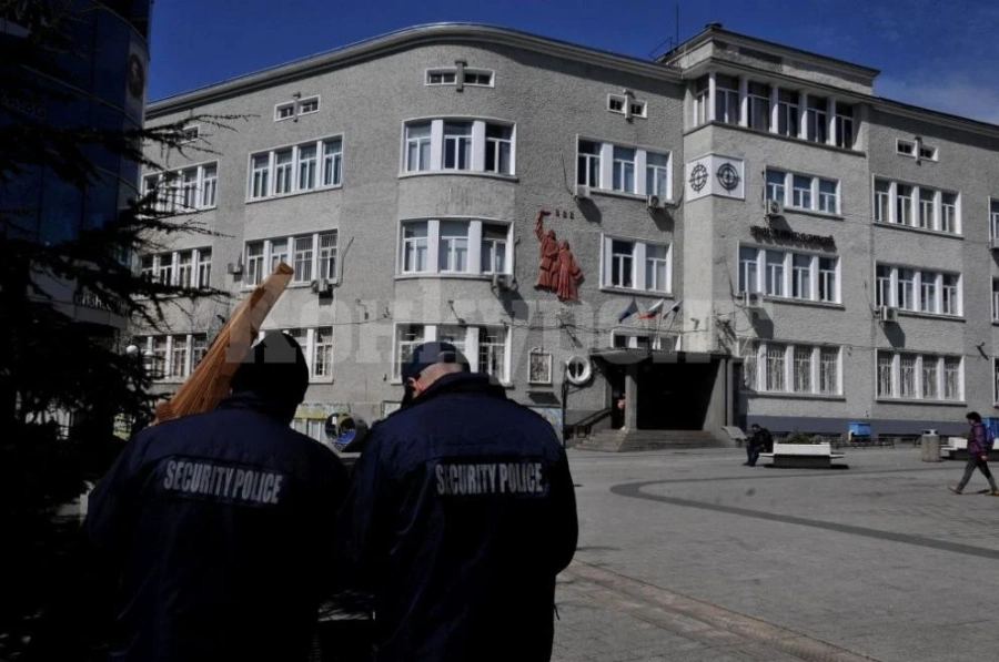 МВР обмисля да има засилено полицейски присъствие пред училища и детски градини