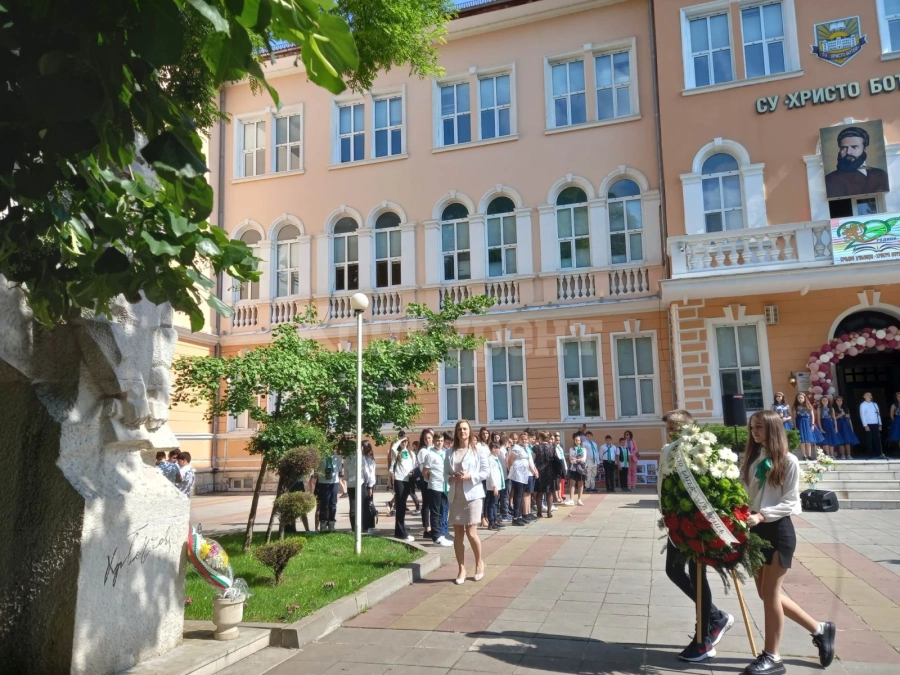 Средно училище „Христо Ботев“ отбелязва патронния си празник СНИМКИ+ВИДЕО