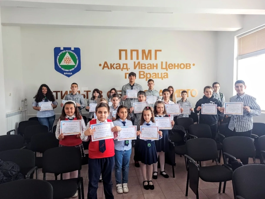 Наградиха ученици от ППМГ „Акад. Иван Ценов“, отличили се на „Европейско кенгуру“ СНИМКИ