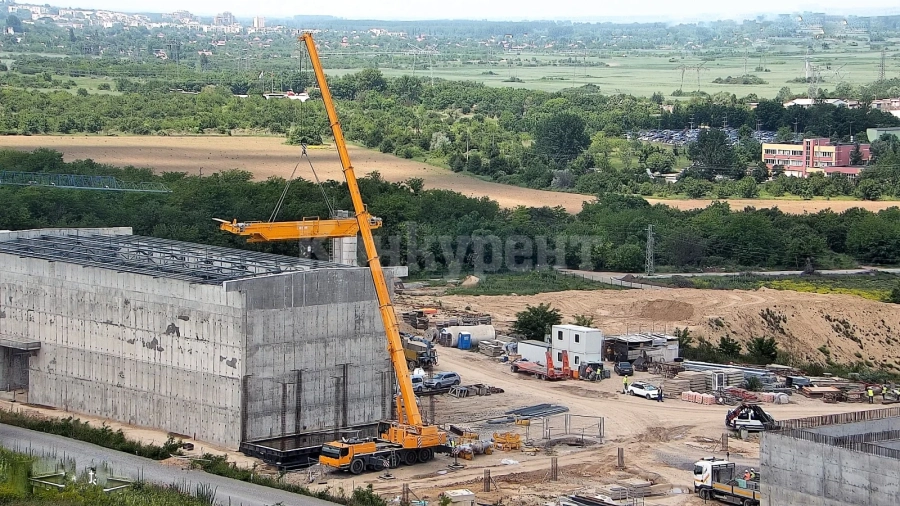 Започна монтажът на 30-тонен мостови кран в сградата за приемане и буферно съхраняване на опаковки с радиоактивни отпадъци в НХ РАО
