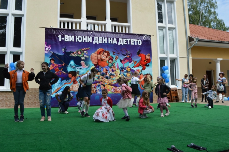 Децата във Вършец отпразнуваха 1 юни със забавно детско шоу