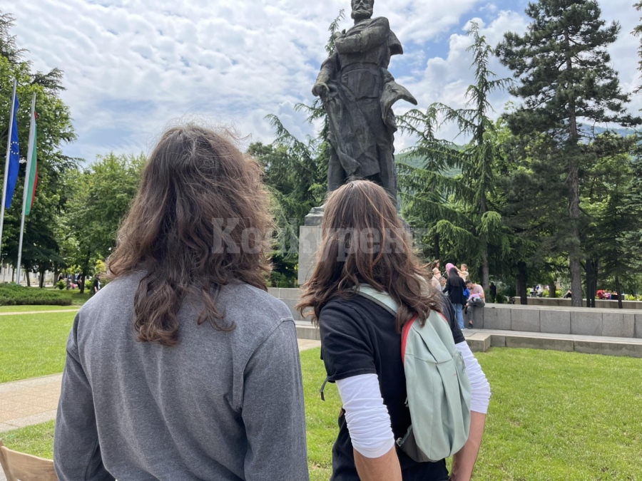 Десетки четоха произведенията на Ботев пред паметника му във Враца СНИМКИ