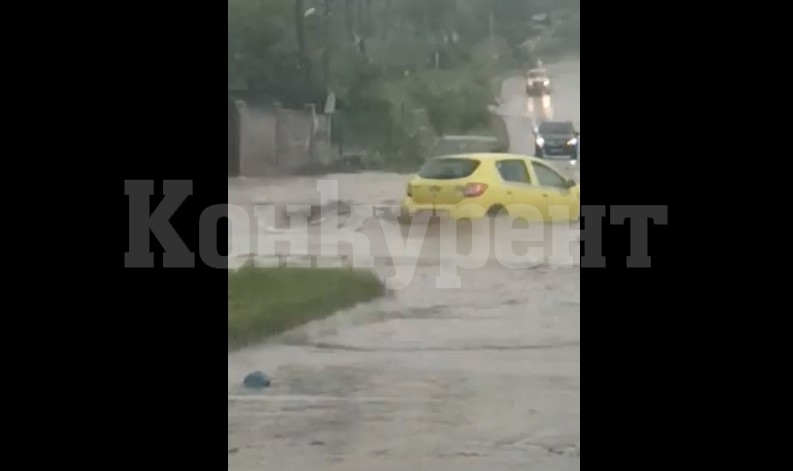 Потоп удави Берковица и Бързия, стихията влачи коли, хладилници и какво ли още не ВИДЕО