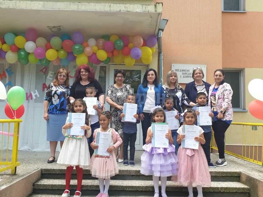 Кметът на Борован изпрати в първи клас децата от детската градина в село Добролево СНИМКИ