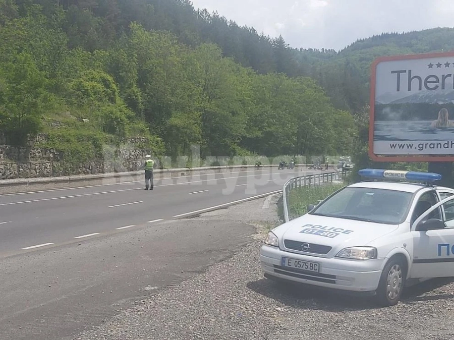 Мотоциклет се удари в бетонна стена, двама пострадаха