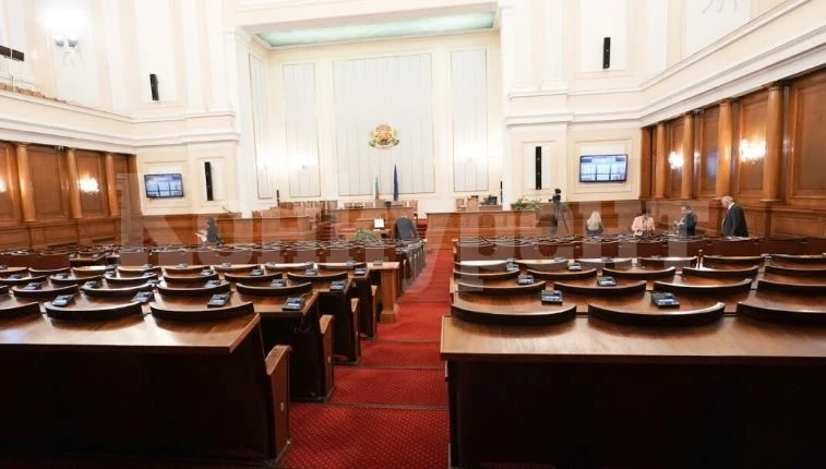 Народното събрание избира новото правителство на извънредно заседание утре