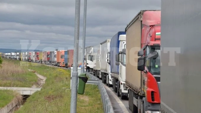 Тирове и в двете ленти блокират движението към Дунав мост 2