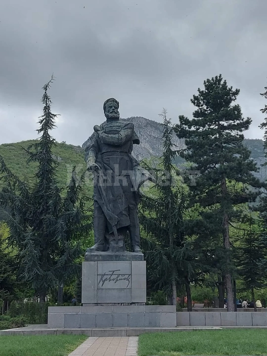 Скандал заради паметника на Христо Ботев във Враца