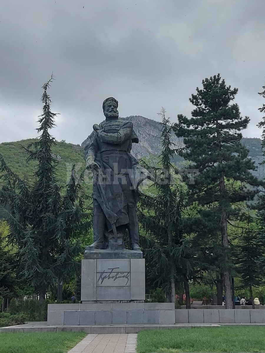 Скандал заради паметника на Христо Ботев във Враца