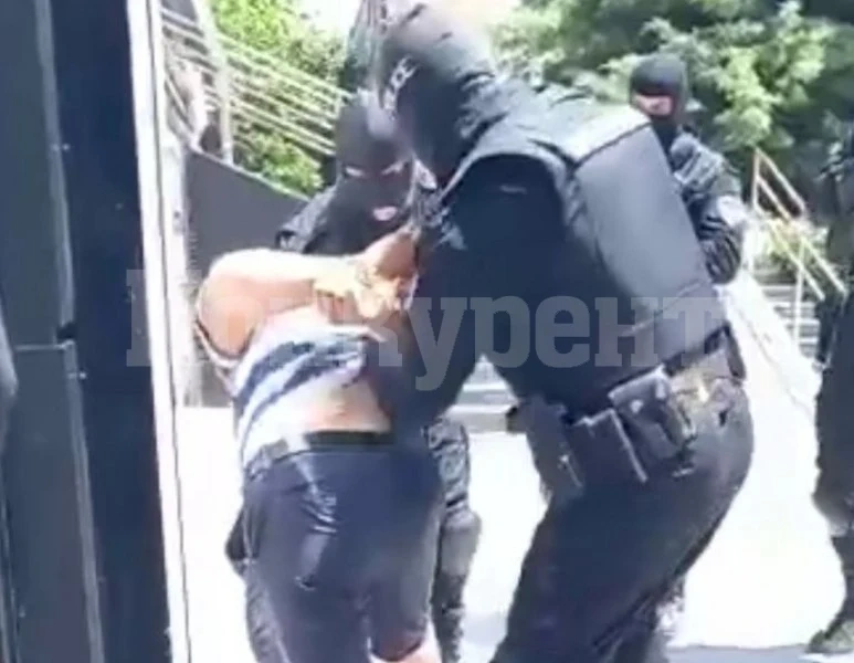Зрелищен арест! Задържаха пак мъжа, заплашил полицаи с брадва