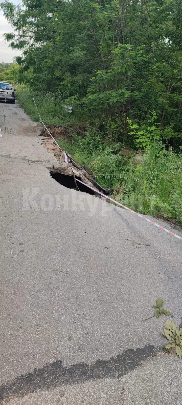 Валежите съсипаха път между Монтана и Видин, шосето пропадна СНИМКИ