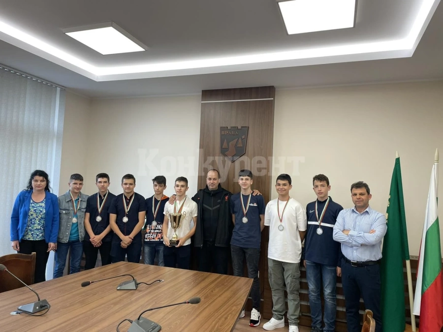 Калин Каменов награди призьори в лекоатлетически турнир СНИМКИ