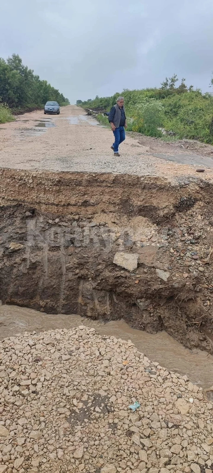Водна стихия отнесе път край Ружинци, а язовирът край Гюргич е препълнен СНИМКИ