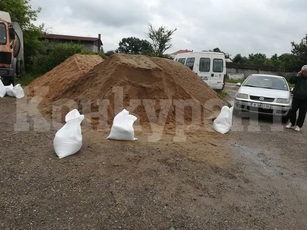 В Берковица раздадоха 294 чувала с пясък, акцията продължава