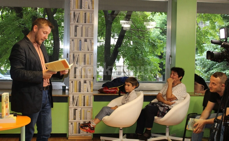 Димитър Живков представи книгата „Живак. Романът“ в библиотеката във Враца