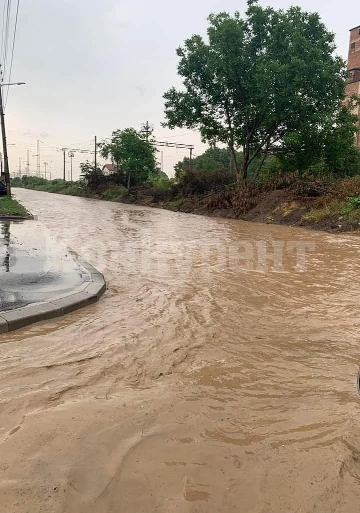Улици в Криводол се превърнаха в реки СНИМКИ