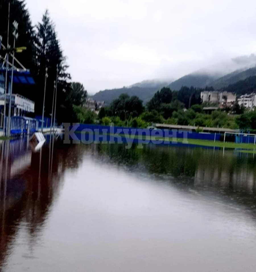 Вода заля стадион в Северозапада СНИМКИ