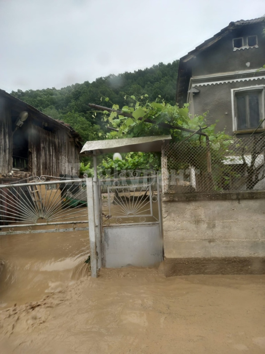 Вода влезе в къщи в село Медешевци