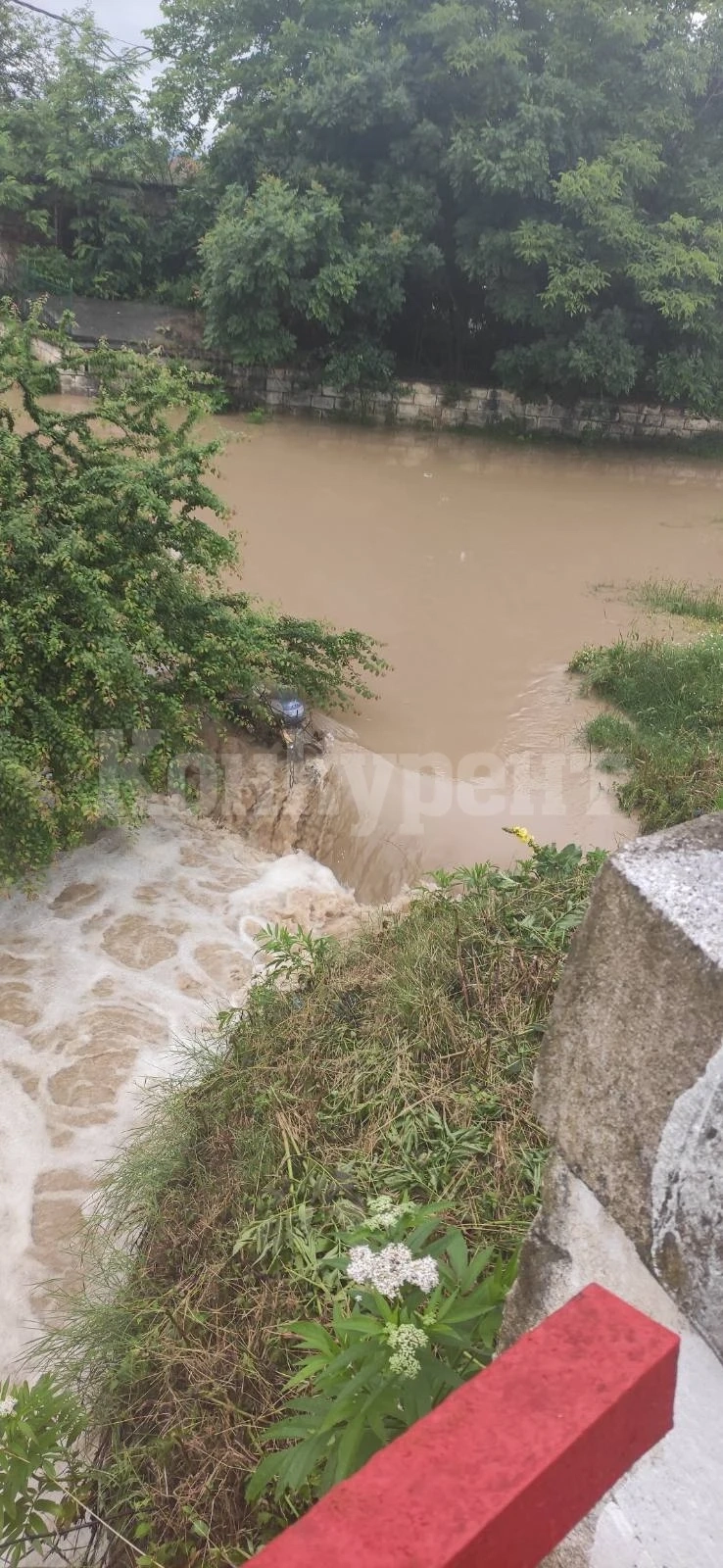 Криводол във воден капан: Разшириха бедственото положение СНИМКИ + ВИДЕО