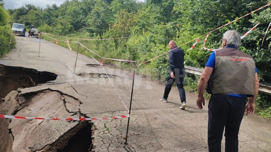 Затварят пътя от Черно поле към Смирненски
