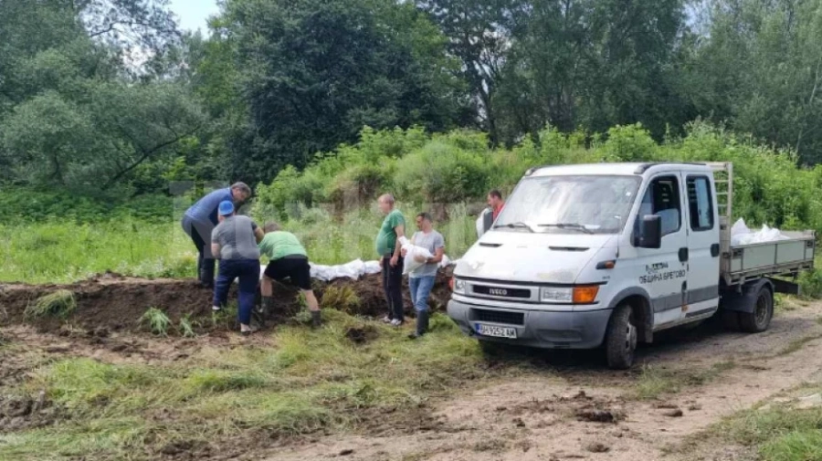 В Брегово укрепиха участък от дигата, нивото на Тимок спада