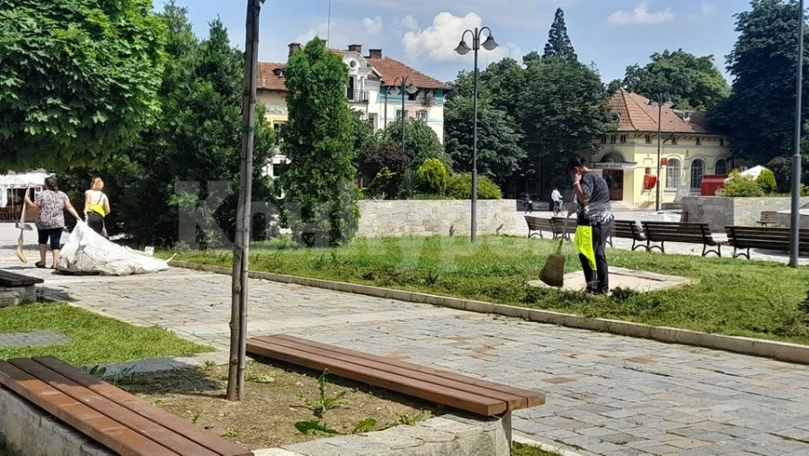 Започна основно почистване на Берковица след наводнението