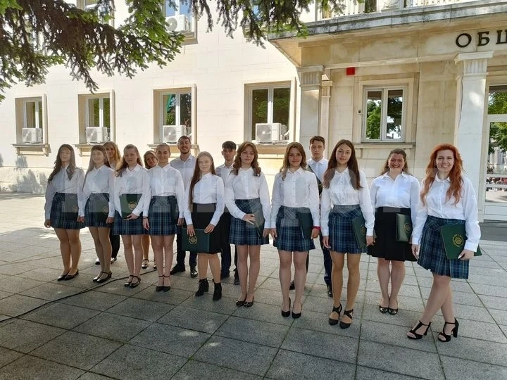 Младежки хор с концерт в пещера Леденика